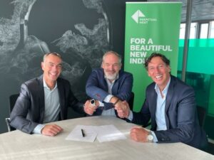 from left to right: Jan van Middendorp, Rene Buwalda and Jan Harthoorn sign agreement for acquisitions in the Polish biogas market.