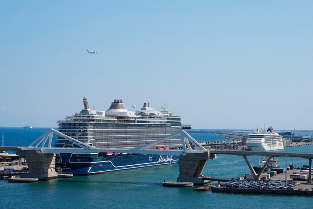 Mein Schiff Relax leads first BioLNG bunkering operation at Port of Barcelona