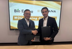 Yeo (left) and Ruslee during the signing ceremony (image courtesy of Bio Eneco)